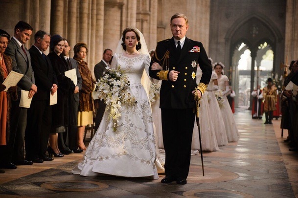 The Crown: První foto 3. řady odhalilo přeobsazenou královnu | Fandíme serialům