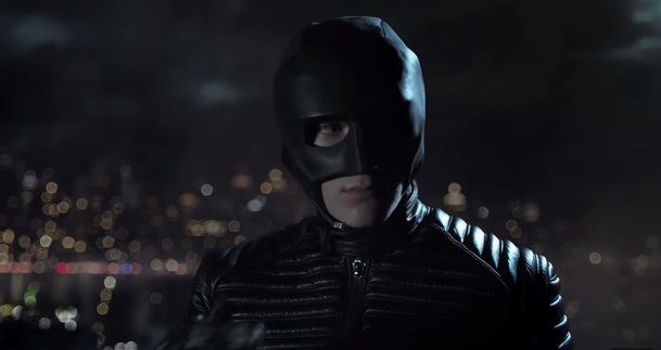 Gotham: Bruce Wayne dostane nový batmanovský oblek | Fandíme serialům