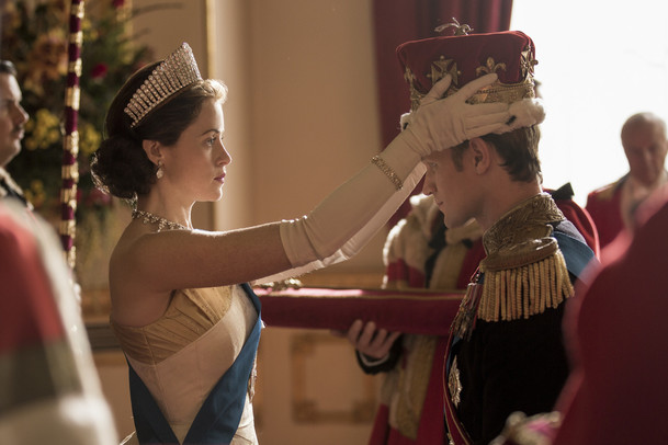 The Crown: První foto 3. řady odhalilo přeobsazenou královnu | Fandíme serialům