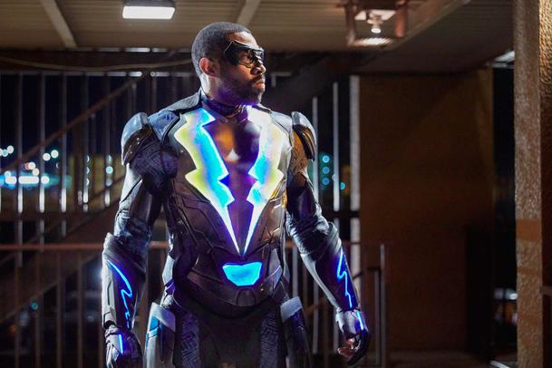 Black Lightning: Vlažný první dojem vylepšil hlavní hrdina | Fandíme serialům