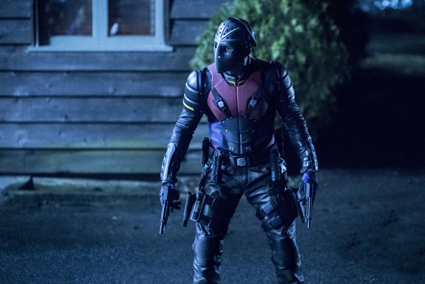 Arrow: Střet dvou týmů ve 14. epizodě patří mezi nejslabší | Fandíme serialům