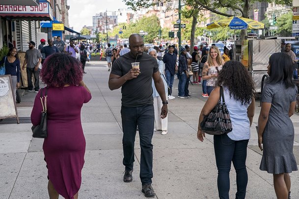 Luke Cage: Finální trailer k 2. sérii cílí na ženy | Fandíme serialům