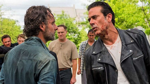 Živí mrtví: Rick a Negan prohloubí svůj vztah | Fandíme serialům