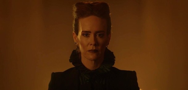 American Horror Story: Nový plakát poodhaluje, o čem bude desátá řada | Fandíme serialům