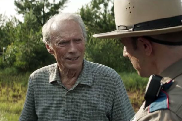 The Mule: Clint Eastwood je ještě jednou za drsňáka v prvním traileru | Fandíme filmu