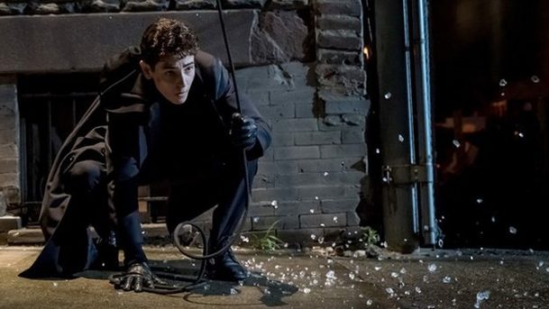 Gotham: Batman dostane svůj legendární kostým | Fandíme serialům