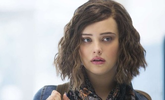 Knives Out přibralo Katherine Langford z 13 Reasons Why | Fandíme filmu