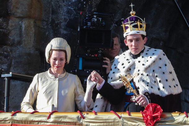 The Crown 3: Dospělý princ Charles odhalen na nových fotkách | Fandíme serialům