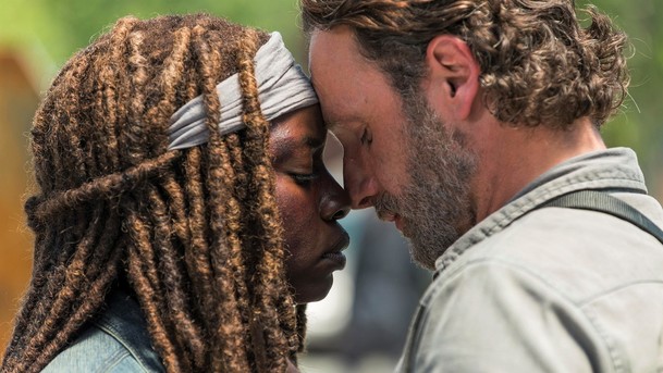 Živí mrtví: Danai Gurira končí! Je to konec Michonne? | Fandíme serialům