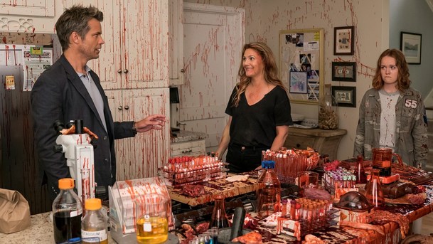 Santa Clarita Diet: Netflix zrušil zombie komedii, fandové zuří a vyjádřili se i herci | Fandíme serialům