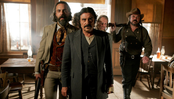 Deadwood: Skvěle hodnocený westernový seriál zakončil celovečerní film. Koukněte na trailer | Fandíme filmu