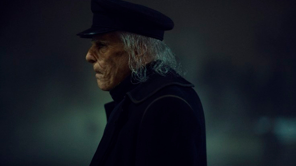 NOS4A2: K nepoznání nalíčený Zachary Quinto jako sériový vrah v hororovém seriálu | Fandíme serialům