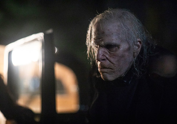 NOS4A2: K nepoznání nalíčený Zachary Quinto jako sériový vrah v hororovém seriálu | Fandíme serialům