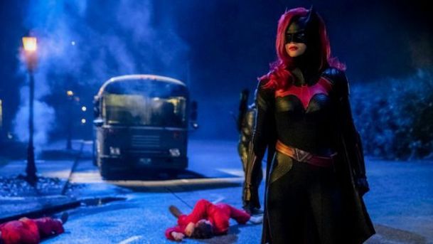 Batwoman a Pennyworth: 1. ohlasy na dva nové DC seriály slibují jeden slušný, druhý křečovitý | Fandíme serialům