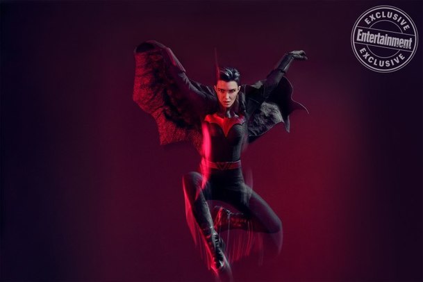 Batwoman: Po vážné nehodě je členka štábu paralyzovaná | Fandíme serialům