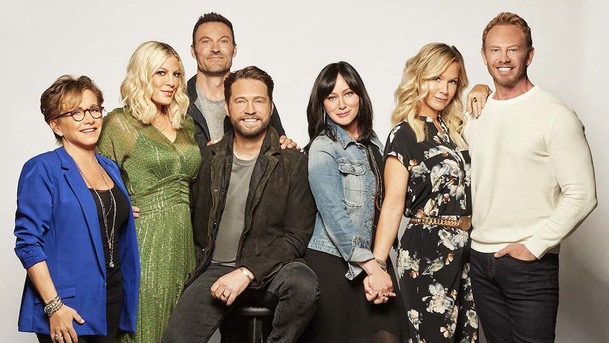 Řádí seriálová "smrtka", stopku dostalo oživené Beverly Hills 90210 i sitcom Huangovi v Americe | Fandíme serialům