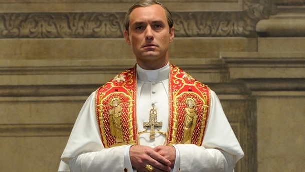 The New Pope: Pokračování Mladého papeže vystrkuje růžky v prvním traileru | Fandíme serialům