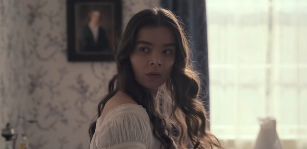 Dickinson: Hailee Steinfeld se v traileru na komediální sérii z 19. století chová jako moderní puberťačka | Fandíme serialům