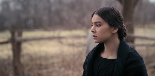 Dickinson: Hailee Steinfeld se v traileru na komediální sérii z 19. století chová jako moderní puberťačka | Fandíme serialům