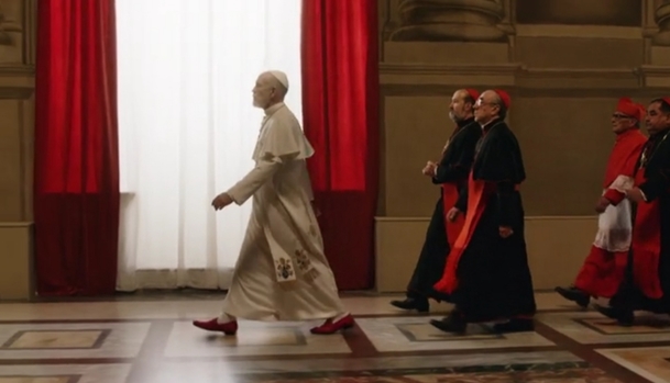 The New Pope: Bílá speeda nejsou nejmenší kostým, co musel Jude Law nosit | Fandíme serialům