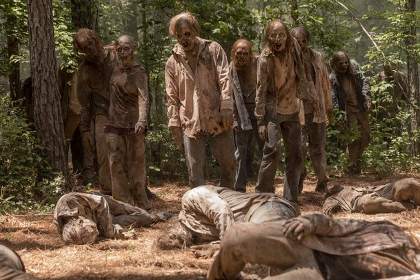 Walking Dead 10: Nové upoutávky hrozí koncem světa | Fandíme serialům