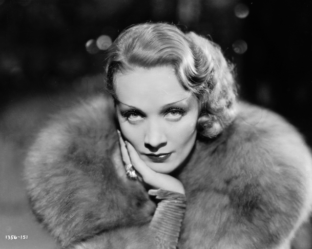 Marlene Dietrich znovu ožije v chystaném seriálu, aneb co chystá Ryan Murphy | Fandíme serialům