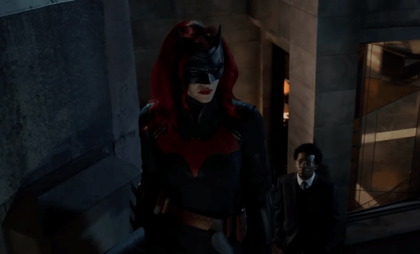 Batwoman: Poslední trailery, plakáty a doplňující informace před premiérou | Fandíme serialům