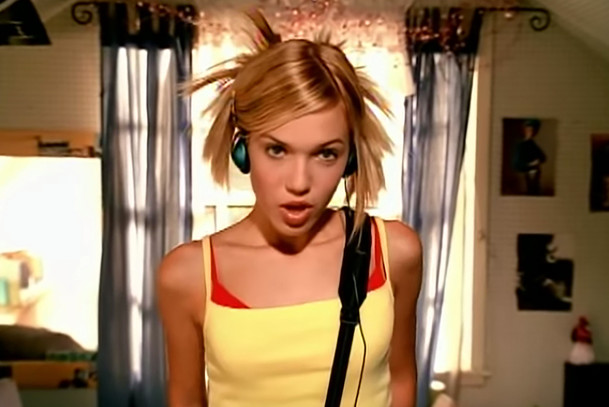 90’s Popstar: Chystané drama se inspiruje hudebními začátky herečky Mandy Moore | Fandíme serialům