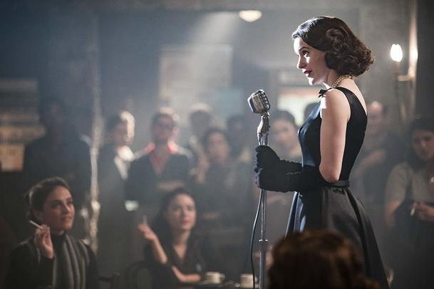 The Marvelous Mrs. Maisel se vydává na turné v plnohodnotném traileru ke 3. sérii | Fandíme serialům