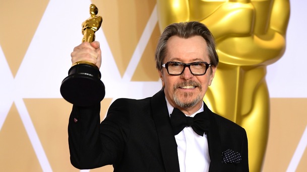 Slow Horses: Oscarový Gary Oldman bude po Jeden musí z kola ven zase špion | Fandíme serialům