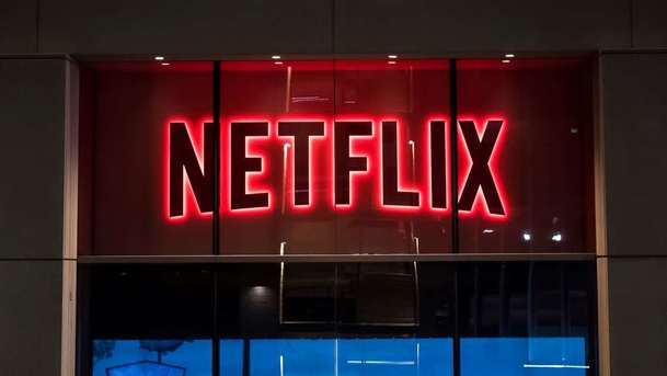 Netflix v letošním roce utratí za vlastní obsah neuvěřitelnou částku | Fandíme serialům