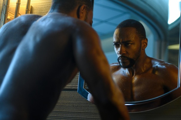 Altered Carbon 2: Anthony Mackie v novém teaser traileru „přeobsazené" sci-fi série | Fandíme serialům