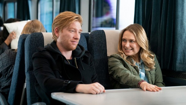 Run: Domhnall Gleeson a Merritt Wever se vydávají na útěk v první upoutávce | Fandíme serialům