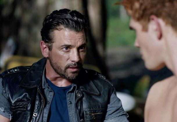 Skeet Ulrich opouští Riverdale, seriál už ho nudil | Fandíme serialům