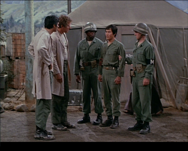 M*A*S*H: Proč Wayne "Trapper" Rogers opustil seriál | Fandíme serialům