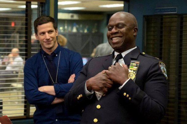 Brooklyn 99: Osmá řada sitcomu se bude kvůli současnému dění v USA zásadně měnit | Fandíme serialům