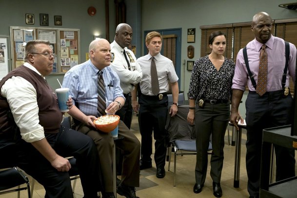 Brooklyn 99: Osmá řada sitcomu se bude kvůli současnému dění v USA zásadně měnit | Fandíme serialům