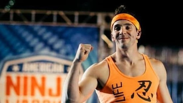 American Ninja Warrior: Jeden z nejúspěšnějších závodníků byl zatčen kvůli dětské pornografii | Fandíme serialům