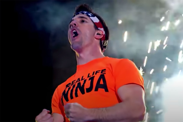 American Ninja Warrior: Jeden z nejúspěšnějších závodníků byl zatčen kvůli dětské pornografii | Fandíme serialům