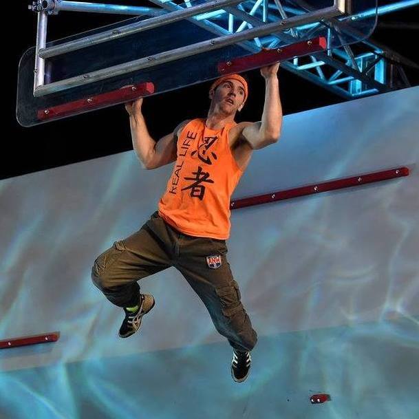 American Ninja Warrior: Jeden z nejúspěšnějších závodníků byl zatčen kvůli dětské pornografii | Fandíme serialům