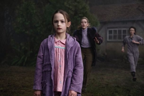 The Haunting of Bly Manor: Upoutávka na volné pokračování hororového Domu na kopci se vám dostane pod kůži | Fandíme serialům