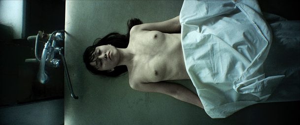 Sleepless Beauty: Mladá žena se proti své vůli stane součástí experimentu, při němž nesmí spát | Fandíme filmu