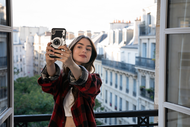 Recenze: Emily in Paris | Fandíme serialům