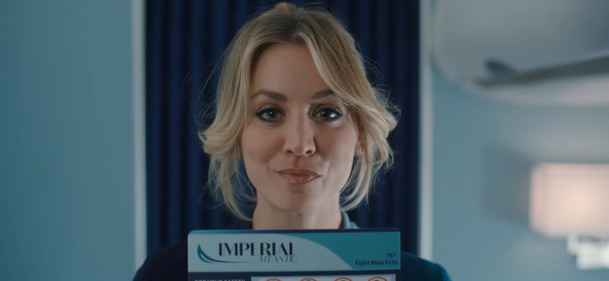 Recenze: Kaley Cuoco se v thrilleru Letuška úspěšně odpoutala od Penny | Fandíme serialům