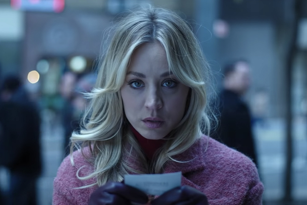 Letuška: Komediální thriller s Kaley Cuoco skutečně dostane 2. řadu | Fandíme serialům