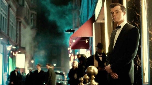 Pennyworth: Batmanův komorník se připomíná v nové upoutávce | Fandíme serialům