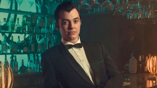 Pennyworth: Podívejte se na první upoutávku ke 2. sérii o Batmanově komorníkovi | Fandíme serialům