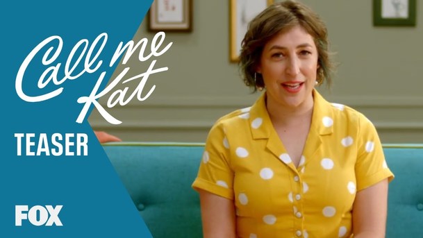 Call Me Kat: Amy z Teorie velkého třesku v první ukázce na nový sitcom | Fandíme serialům