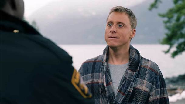 Resident Alien: Alan Tudyk je mimozemšťan v přestrojení, mrkněte na trailer | Fandíme serialům