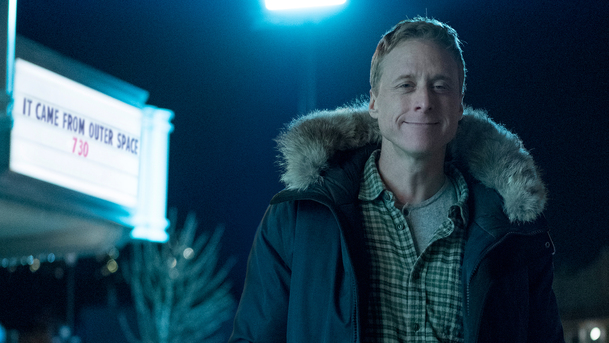 Resident Alien: Alan Tudyk je mimozemšťan v přestrojení, mrkněte na trailer | Fandíme serialům